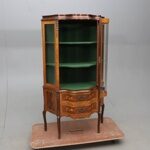 Винтажная витрина в стиле Людовика с маркетри